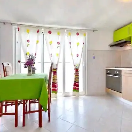 Family Away On The Beach, Free Parking At The House Appartement Marusici (Split-Dalmatia)